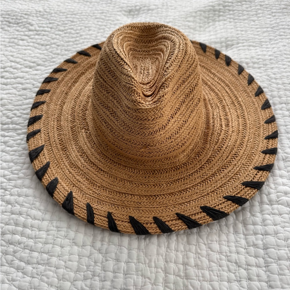 Great travel hate, folds up and doesn’t lose its shape!